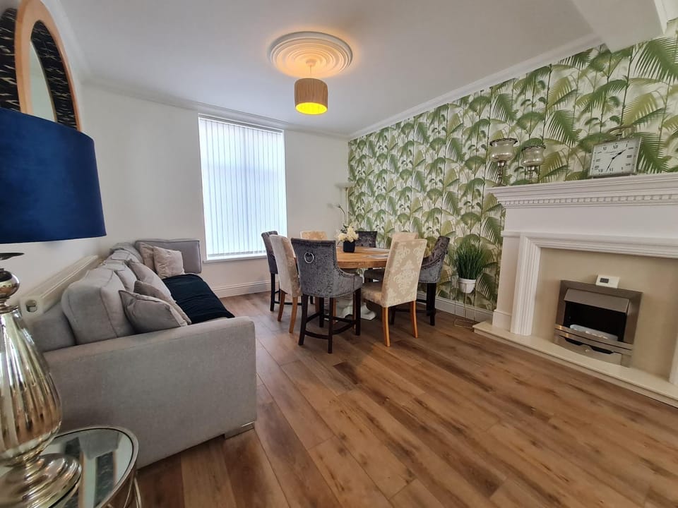 Beautiful 4 bedroom house near town centre. With Bike Store Perfect for Bike Park Wales House in Merthyr Tydfil