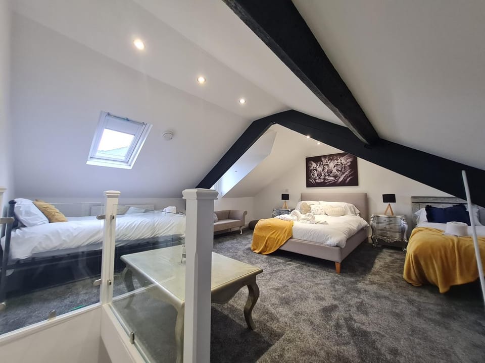 Beautiful 4 bedroom house near town centre. With Bike Store Perfect for Bike Park Wales House in Merthyr Tydfil