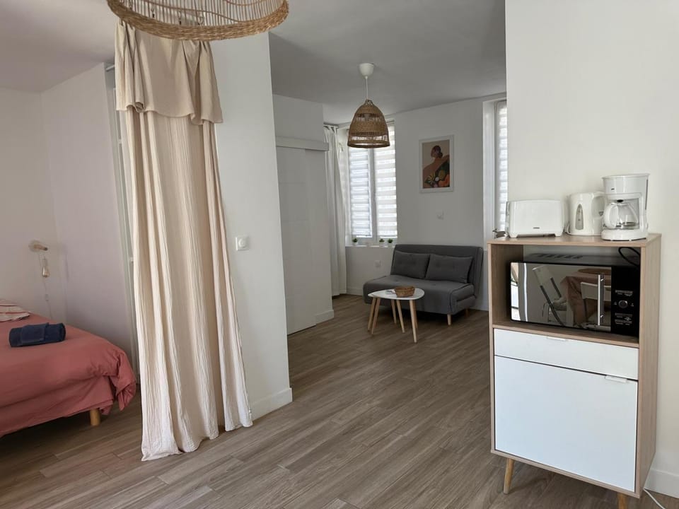 Coffee/tea facilities, Kitchen or kitchenette, Living room, Dining area, oven