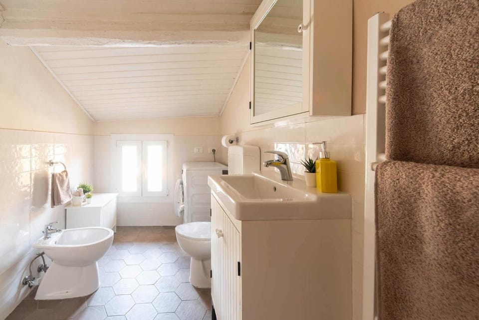 Bathroom, washing machine