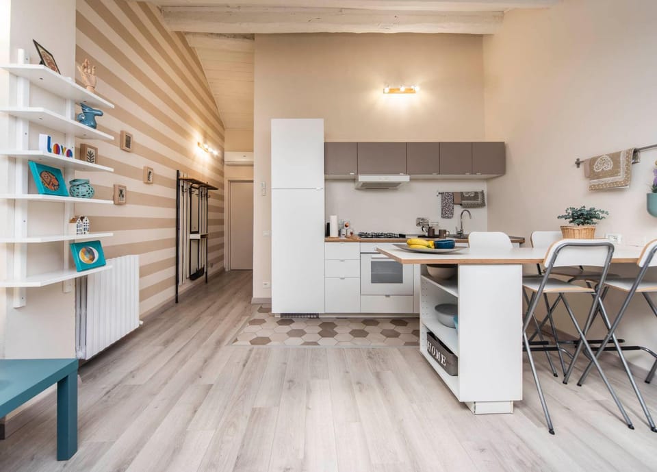 Kitchen or kitchenette, Dining area, stove