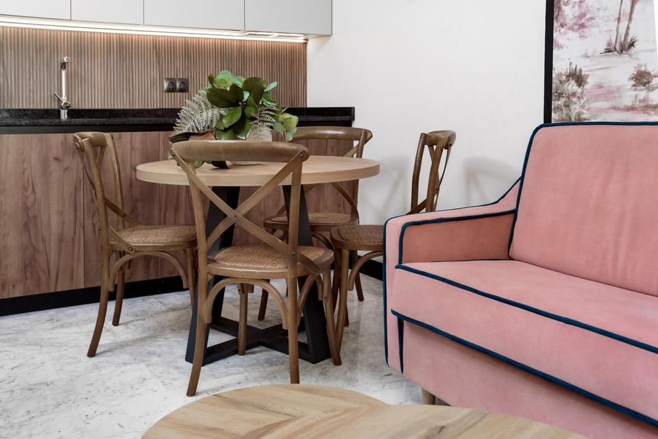 Kitchen or kitchenette, Dining area