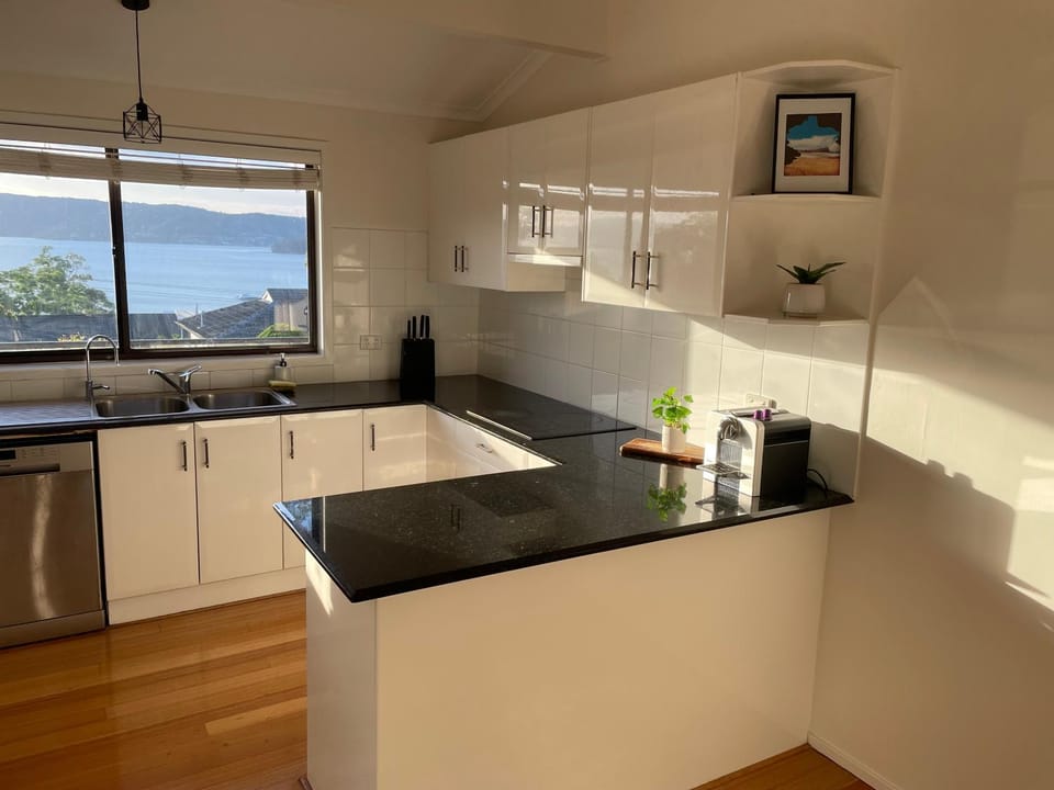 Kitchen or kitchenette, dishwasher, stove