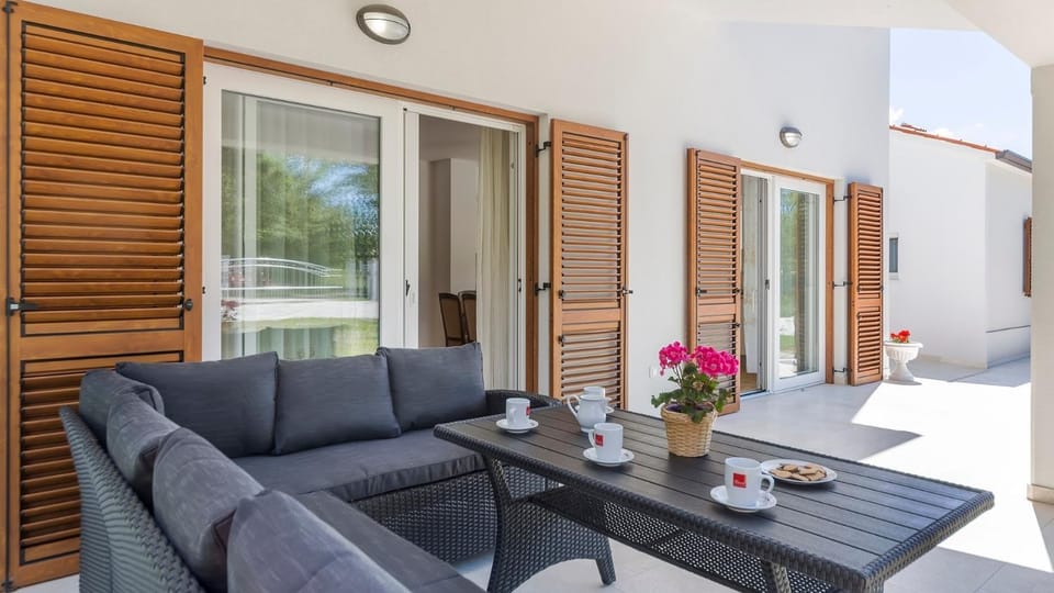 Property building, BBQ facilities, Garden, Balcony/Terrace, Seating area, Dining area, Swimming pool