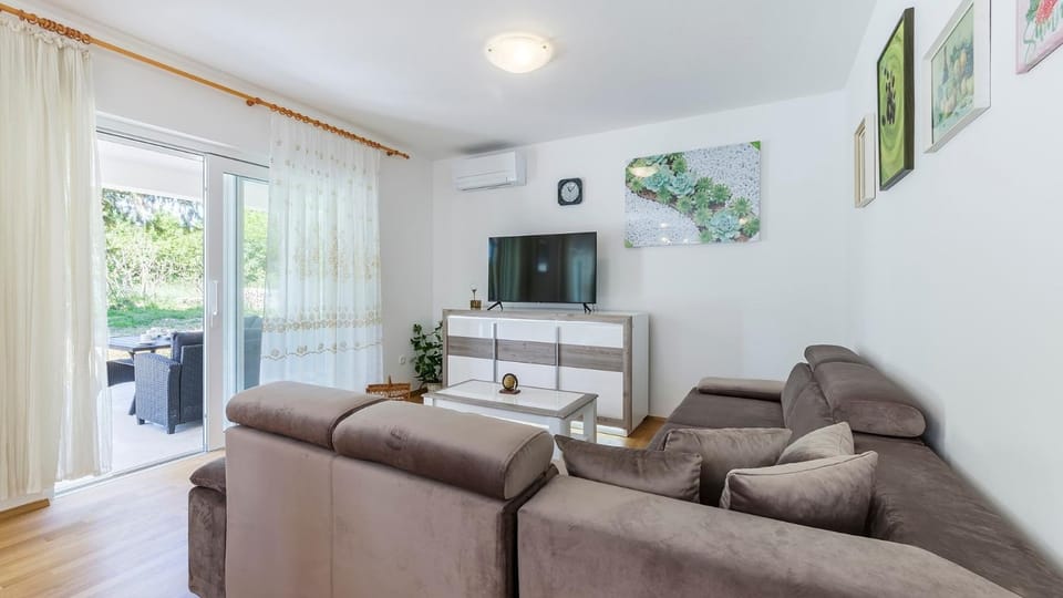 Living room, Seating area, Dining area, air conditioner
