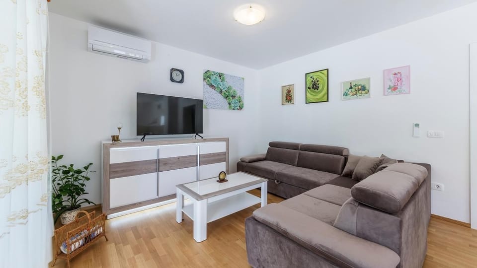 Living room, Seating area, Dining area, air conditioner
