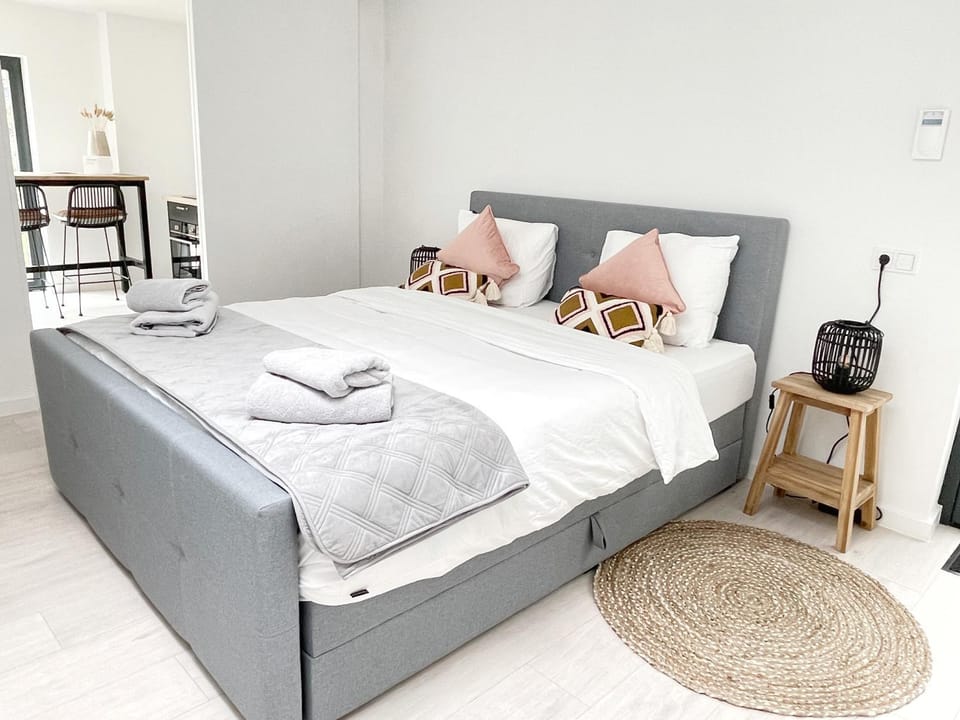 Bed, Bedroom, towels