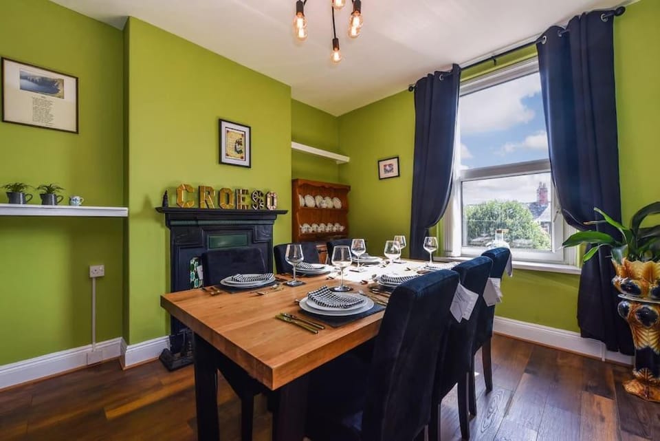 Traditional 3-Bed Property in Pontcanna with Parking House in Cardiff