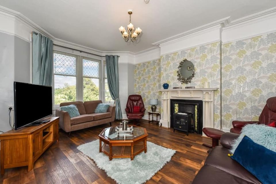 Traditional 3-Bed Property in Pontcanna with Parking House in Cardiff