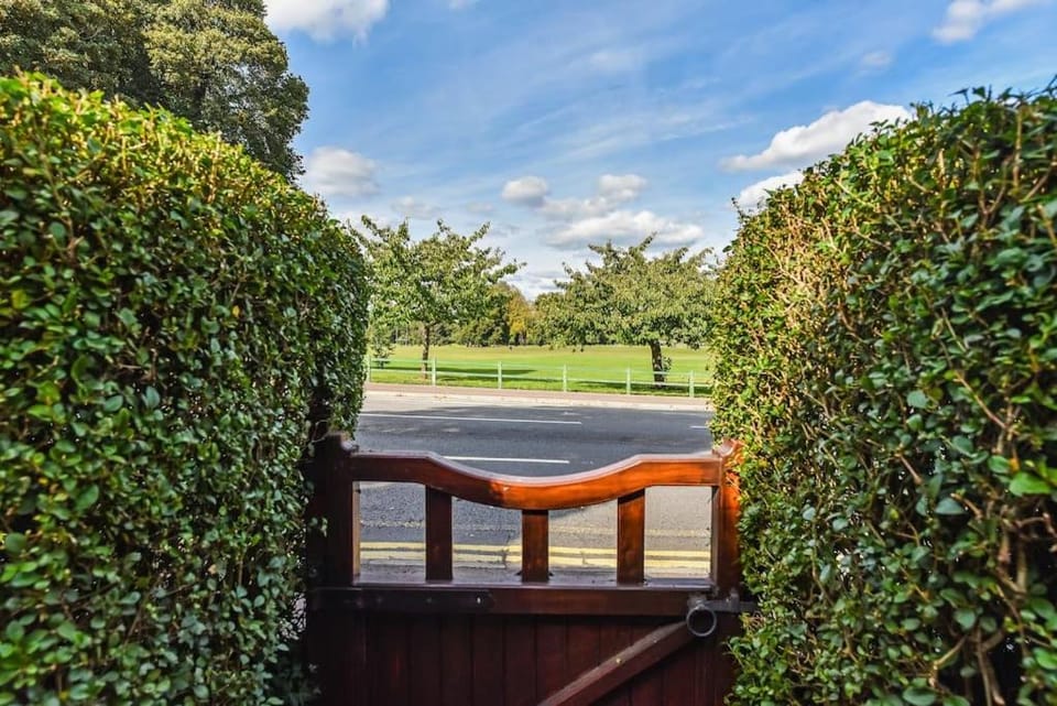 Traditional 3-Bed Property in Pontcanna with Parking House in Cardiff