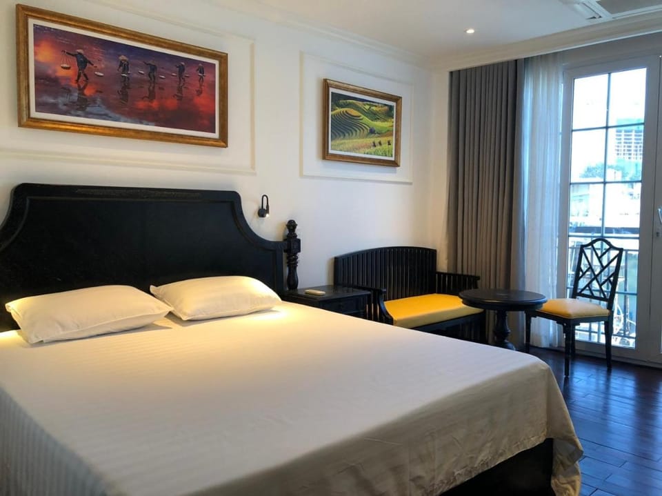 Bed, Living room, Photo of the whole room, Seating area, Bedroom