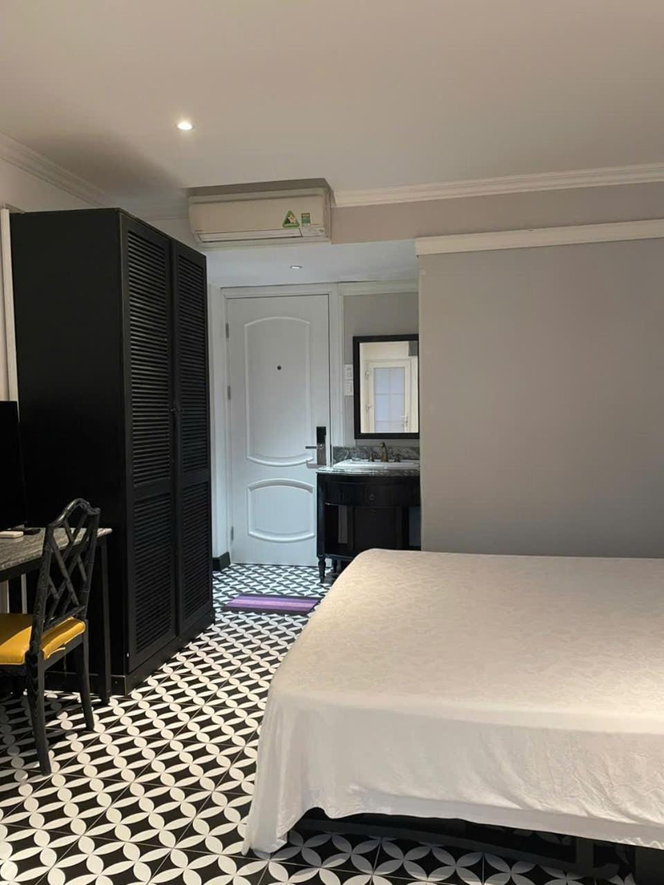 Bed, TV and multimedia, Photo of the whole room, Bedroom, hair dresser, wardrobe, air conditioner