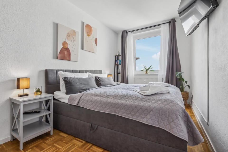 Bed, TV and multimedia, Photo of the whole room, Bedroom, towels