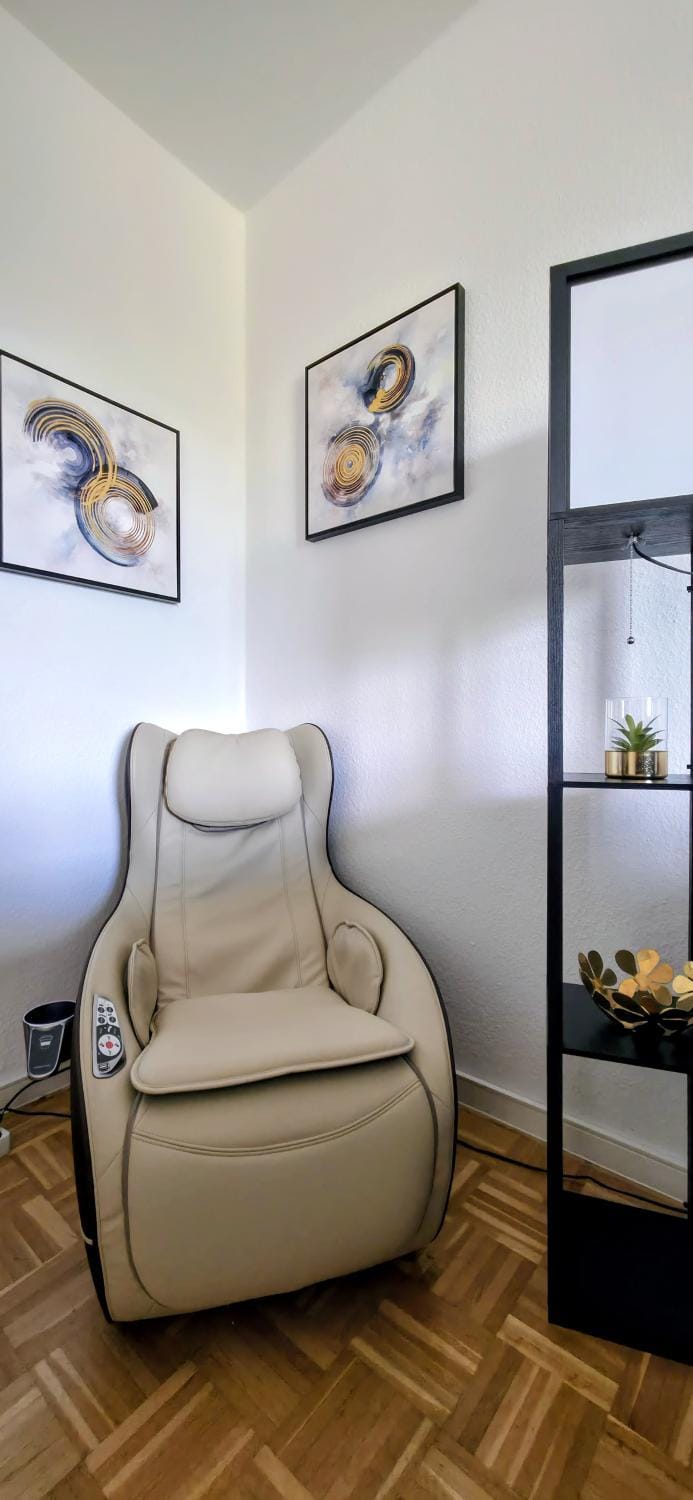 Massage, Living room