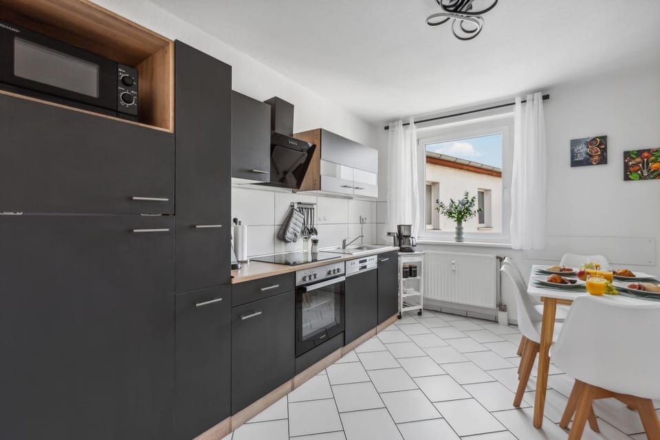 Coffee/tea facilities, Kitchen or kitchenette, Dining area, dishwasher, oven, stove, toaster