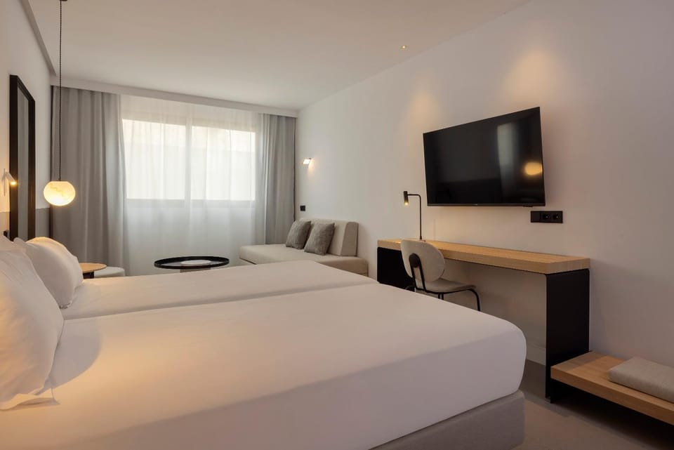 Photo of the whole room, Bedroom