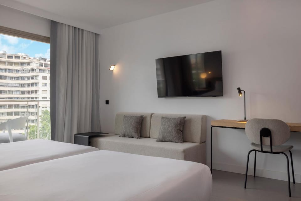 Bedroom, City view