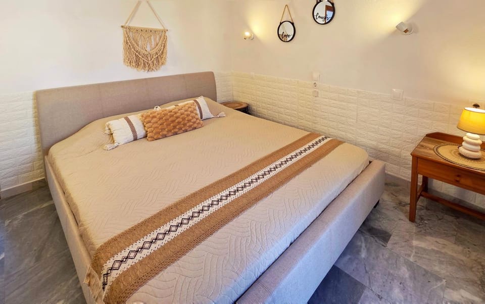 Bed, Photo of the whole room, Bedroom, hair dryier, air conditioner