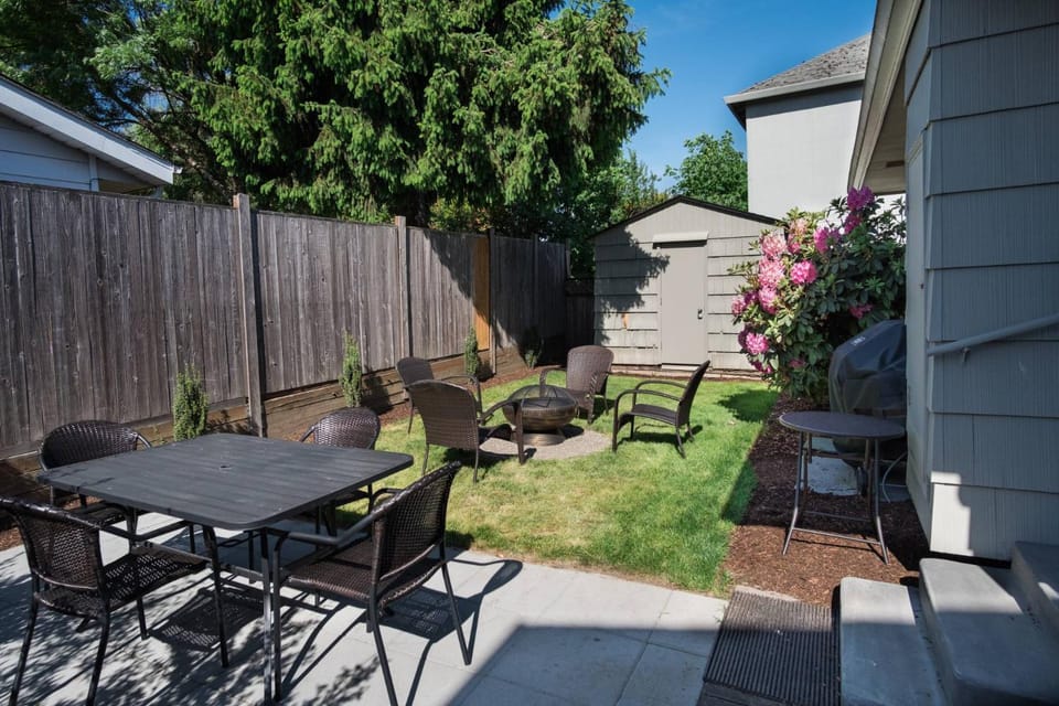 Vine and View Cottage House in Newberg