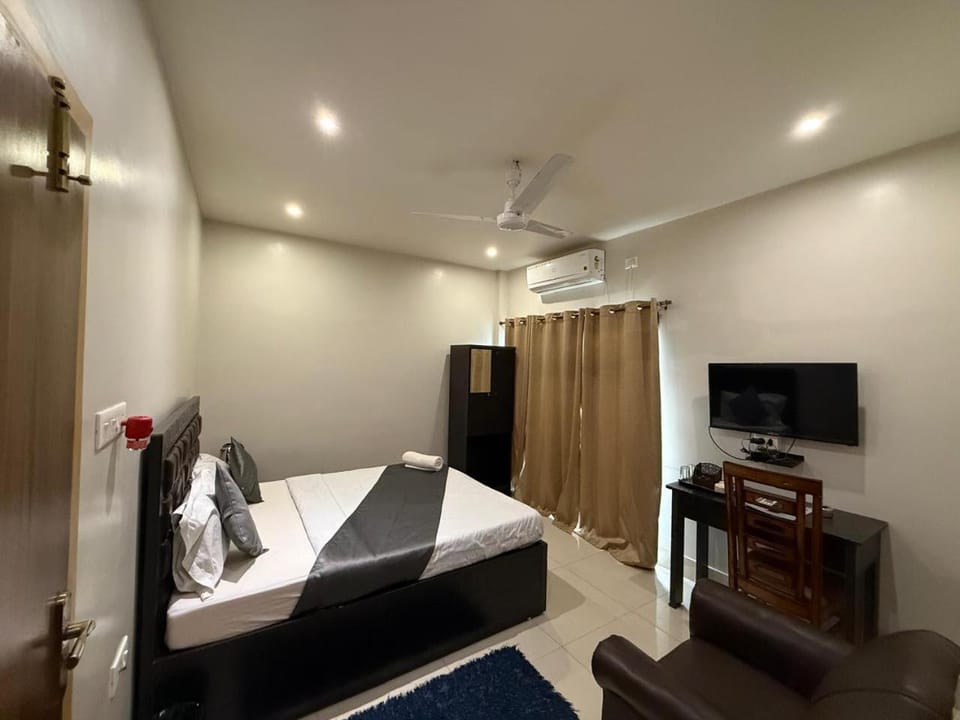Bed, TV and multimedia, Photo of the whole room, Seating area, Bedroom, air conditioner