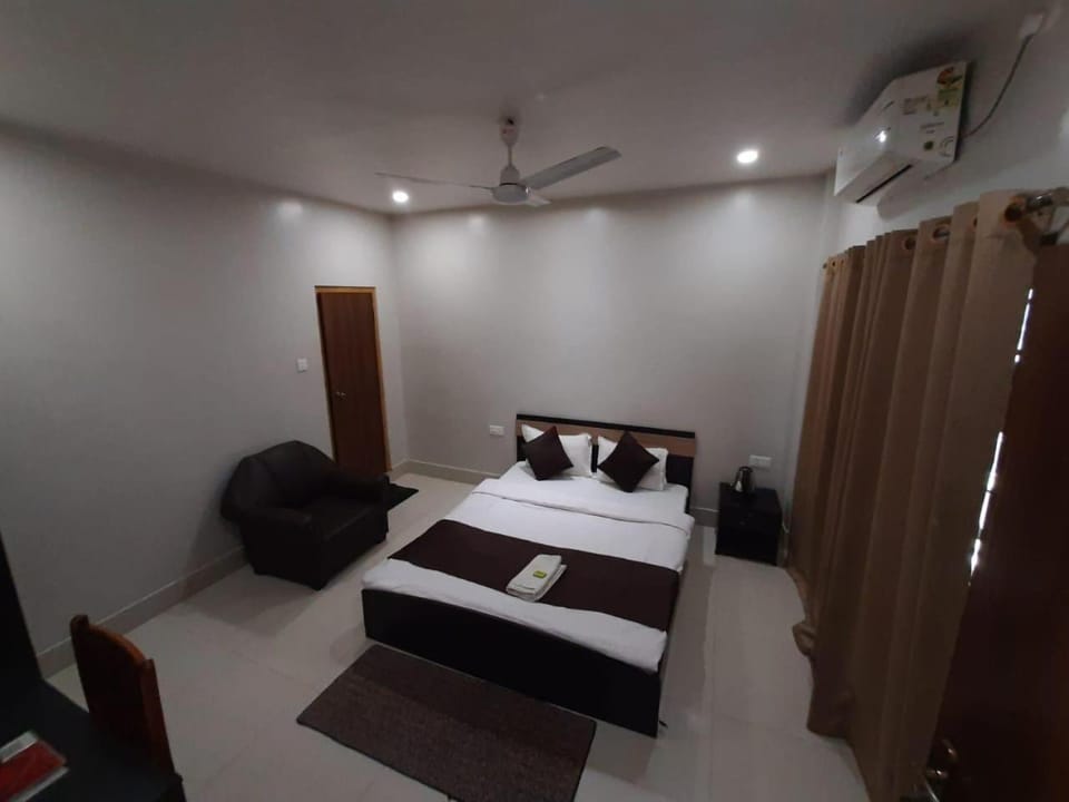 Bed, Photo of the whole room, Bedroom, air conditioner