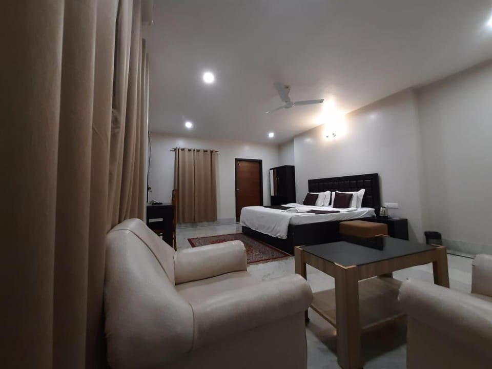 Bed, Photo of the whole room, Seating area, Bedroom