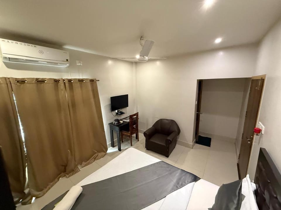 Bed, TV and multimedia, Photo of the whole room, Bedroom, air conditioner
