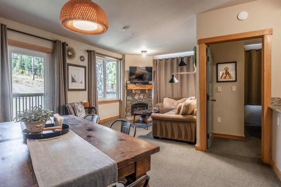 Ski in Ski Out Juniper Springs Lodge #351 Luxury Slope-side 2 Bedrm 2 Bath End Unit! House in Mammoth Lakes