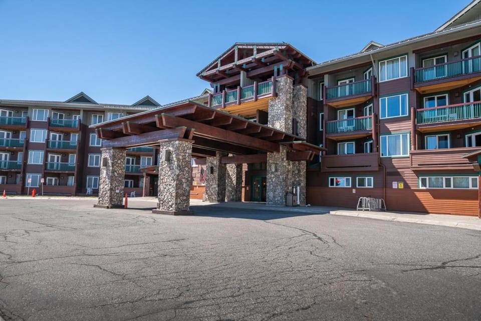Ski in Ski Out Juniper Springs Lodge #351 Luxury Slope-side 2 Bedrm 2 Bath End Unit! House in Mammoth Lakes