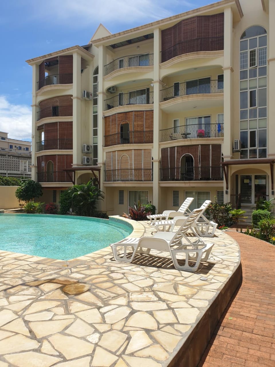 Day, Pool view