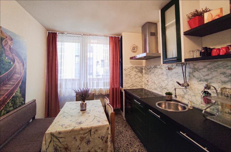 Kitchen or kitchenette, Breakfast, stove