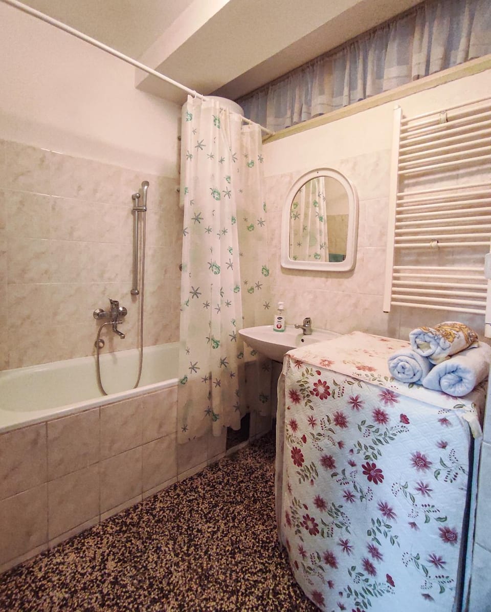 Bathroom, Bath, towels