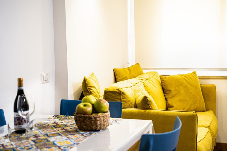 Living room, Food and drinks, Seating area, Dining area, Drinks, Alcoholic drinks
