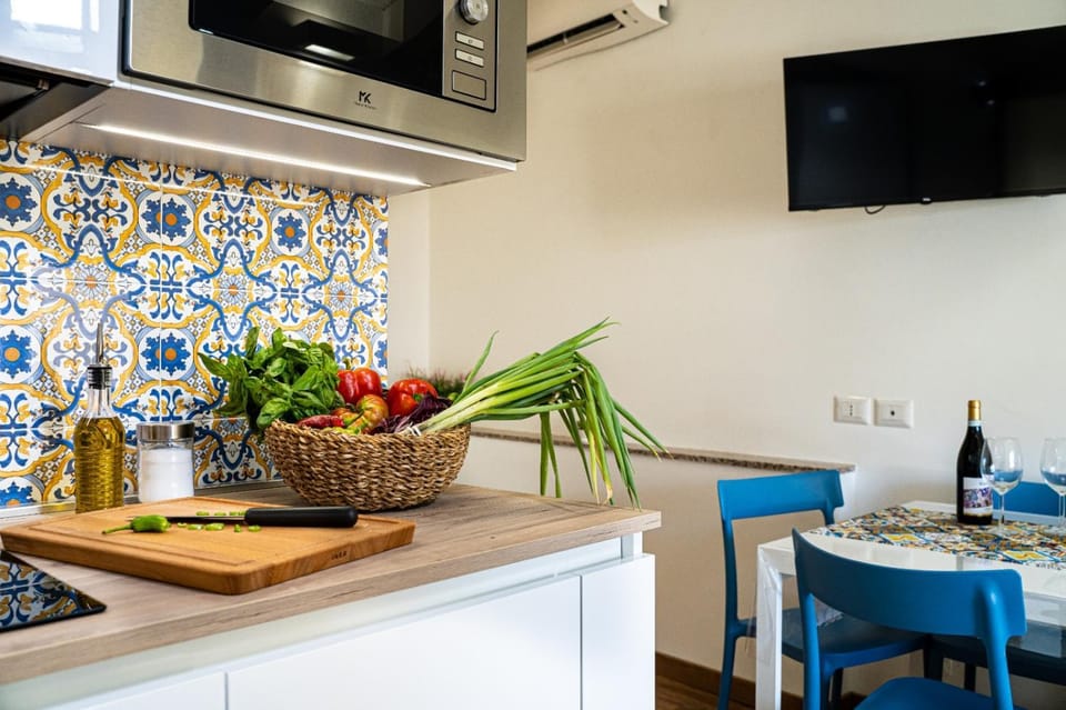 TV and multimedia, Kitchen or kitchenette, Food and drinks, Dining area, Food, minibar, pet friendly