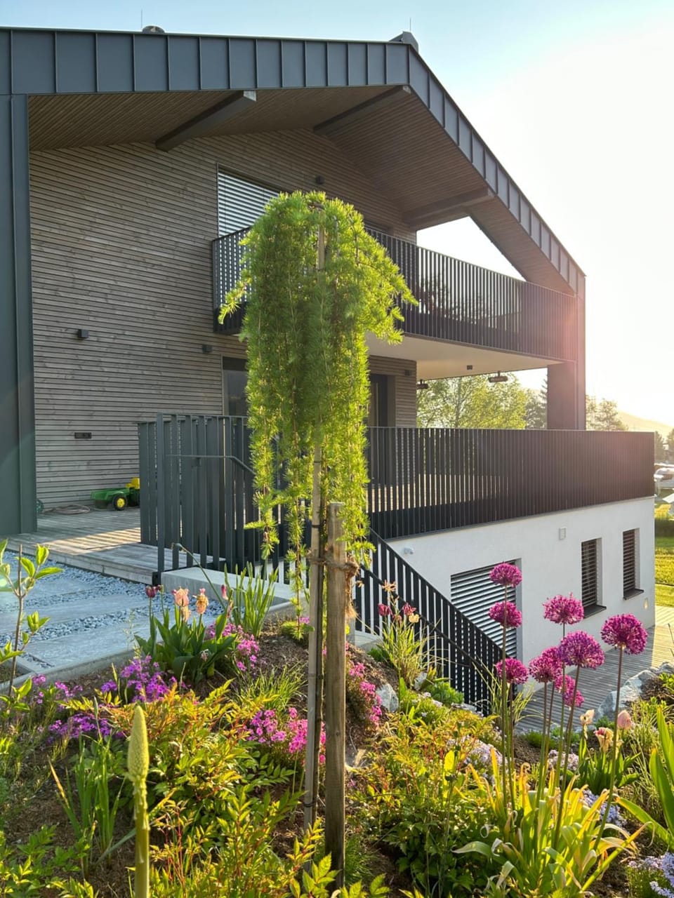 Property building, Spring, Day, Garden, Garden view