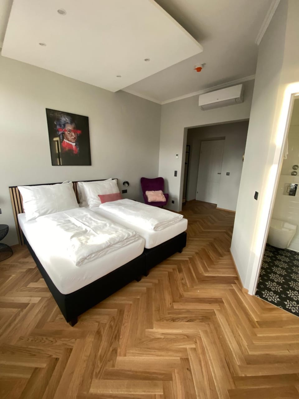 Bed, Photo of the whole room, Bedroom
