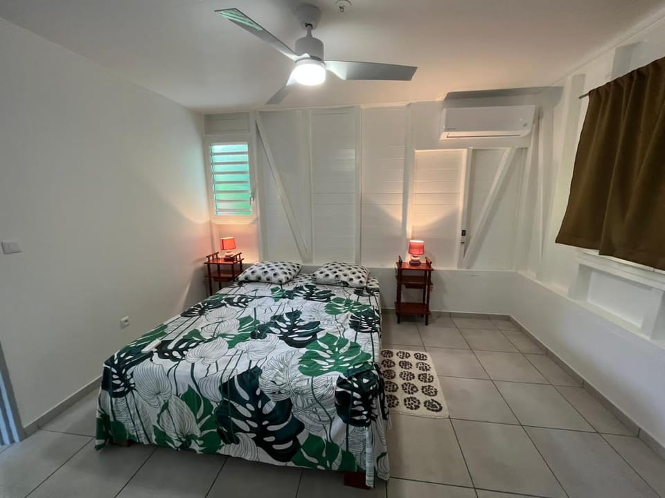 Bed, Photo of the whole room, Bedroom, fireplace