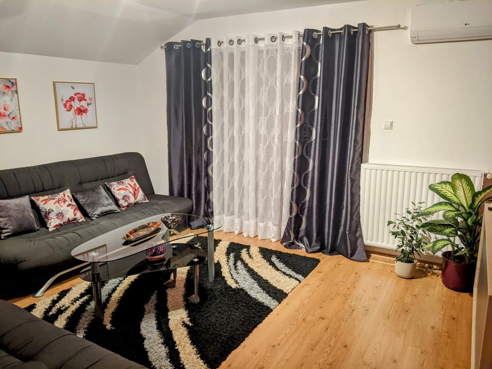 Living room, Seating area, internet