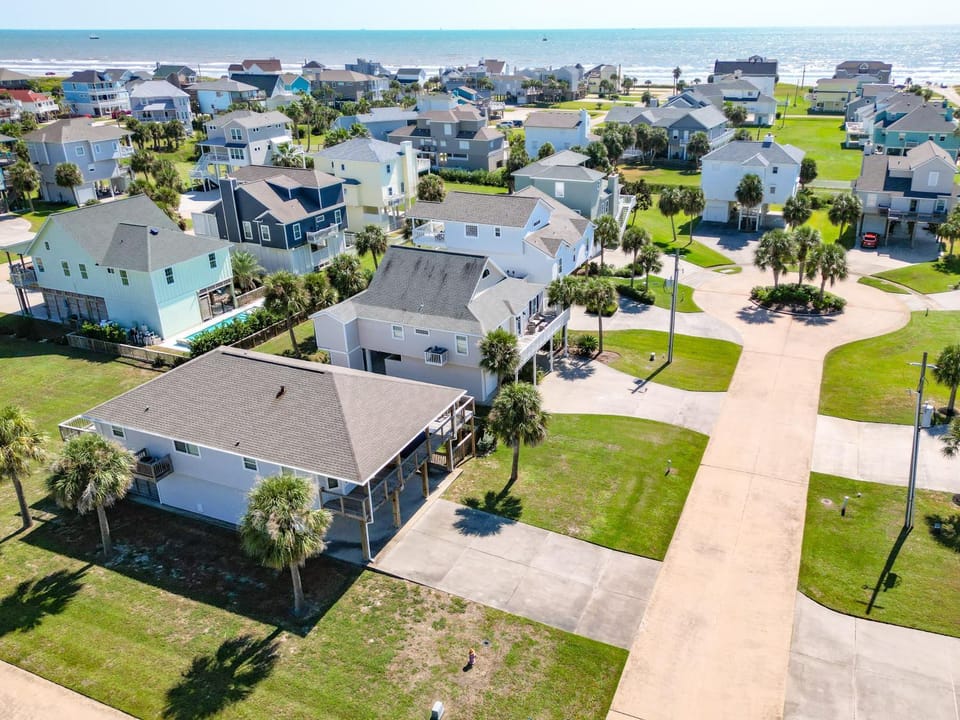 Property building, Neighbourhood, Bird's eye view, Beach, Street view