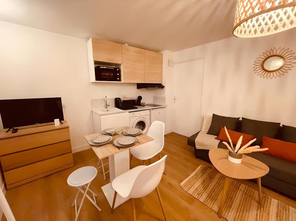 TV and multimedia, Kitchen or kitchenette, Living room, Seating area, Dining area, washing machine