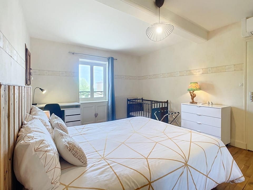 Bedroom, cot