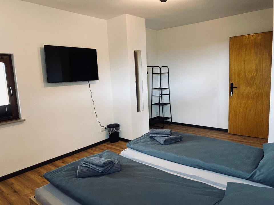 Bed, TV and multimedia, Photo of the whole room, Bedroom