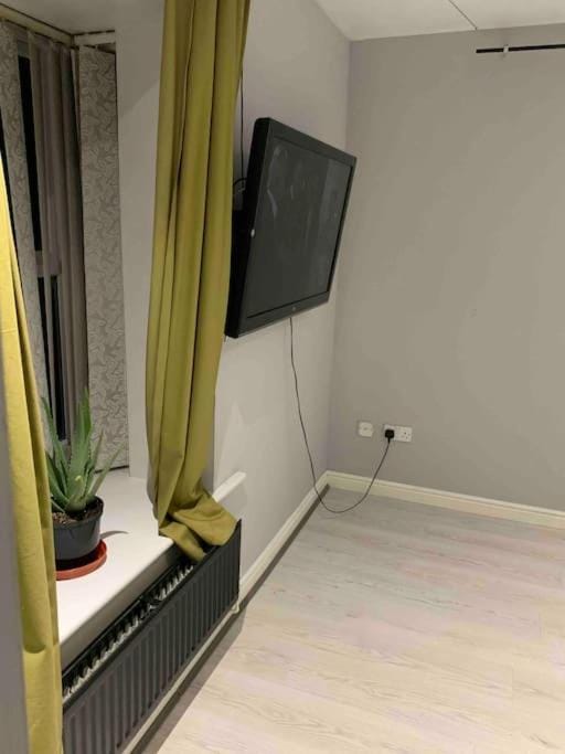 Communal lounge/ TV room, TV and multimedia, Photo of the whole room, Evening entertainment, Bedroom