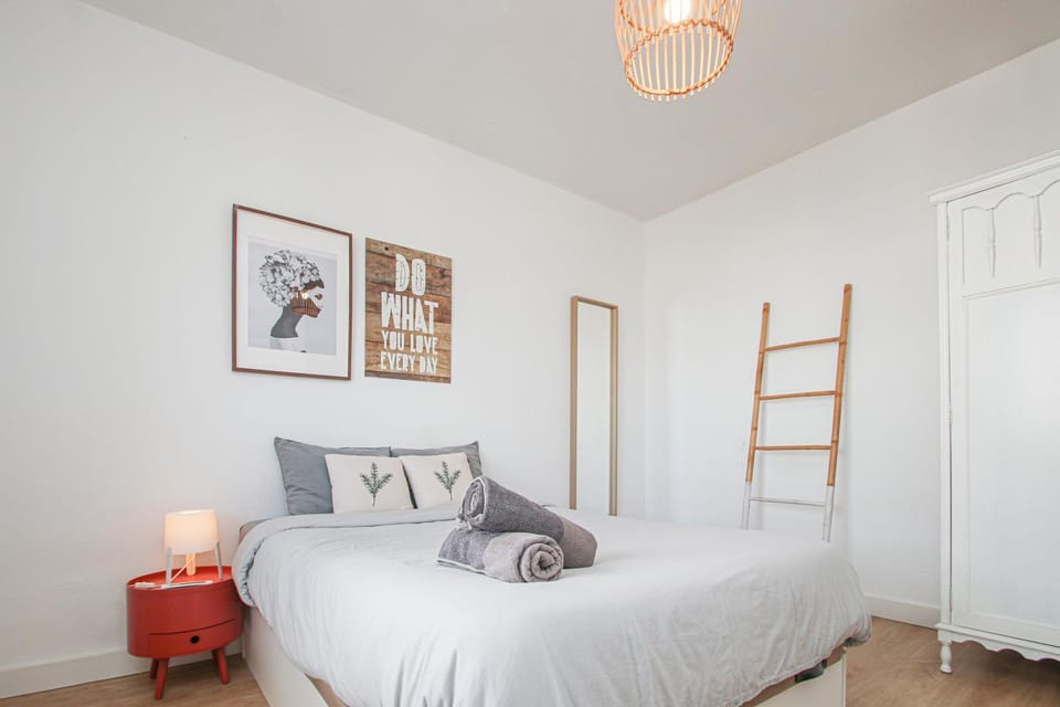 Bed, Photo of the whole room, Bedroom, towels