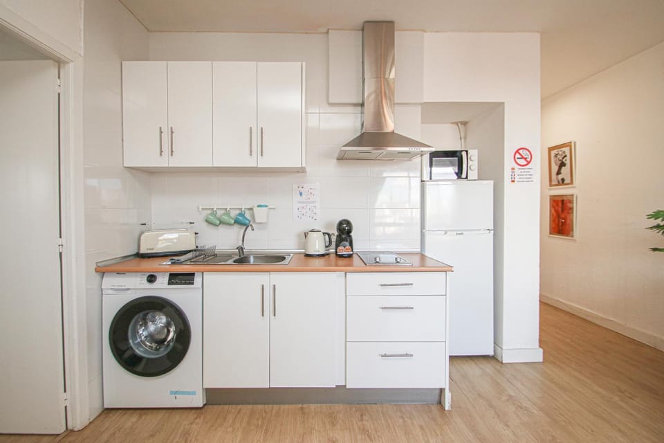 Coffee/tea facilities, Kitchen or kitchenette, microwave, stove, toaster, washing machine
