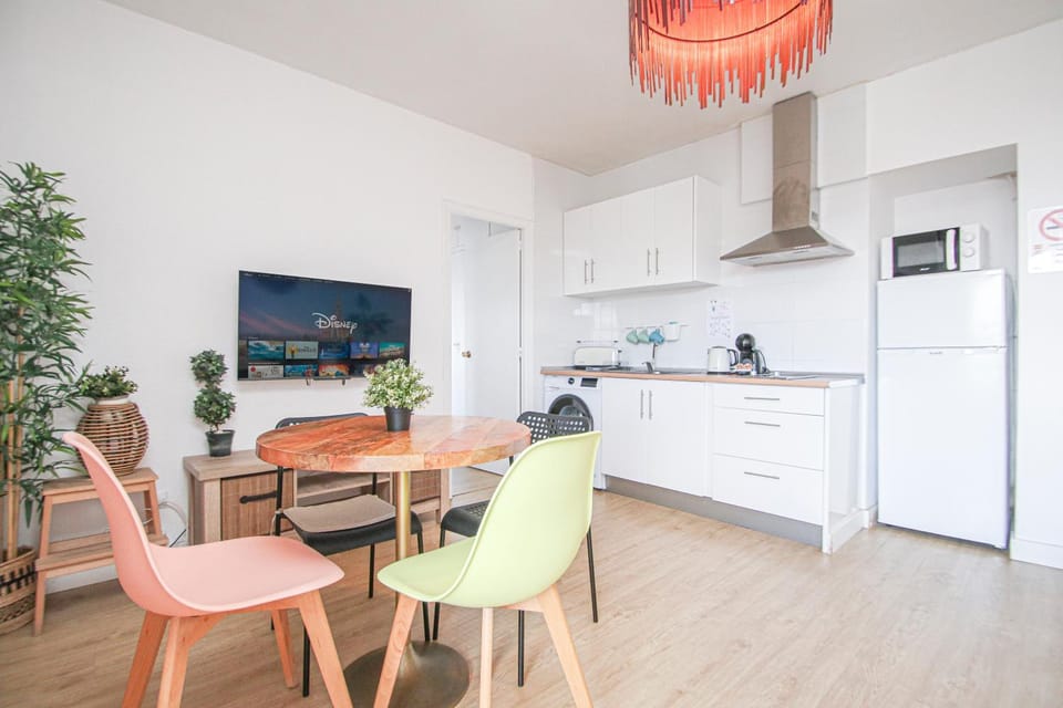 TV and multimedia, Kitchen or kitchenette, Living room, Seating area, Dining area, stove
