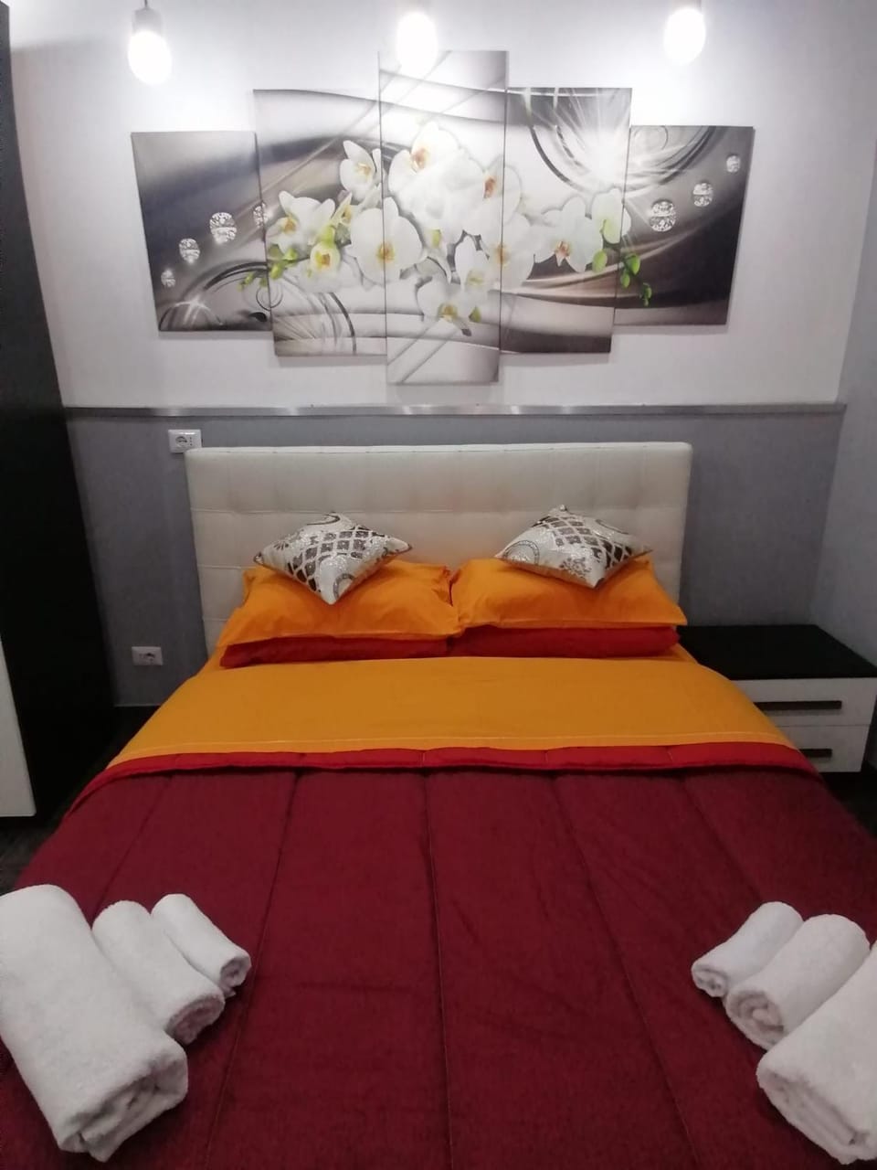 Bed, Bedroom, towels