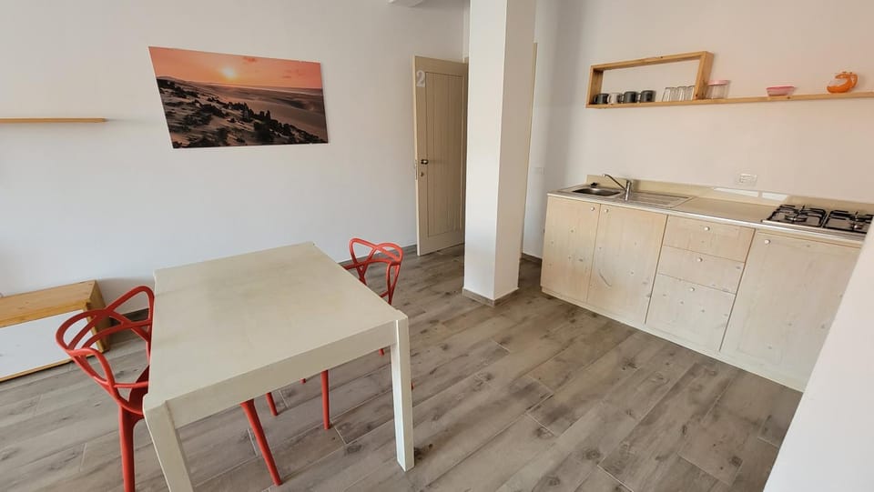 Kitchen or kitchenette, Dining area, stove