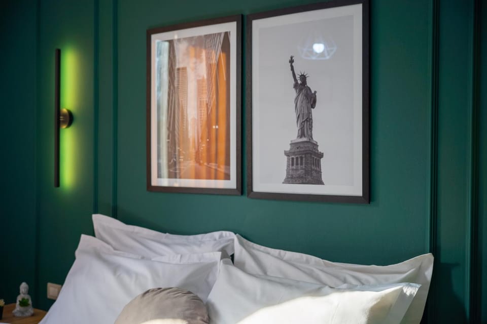 Bed, Photo of the whole room, Decorative detail, Bedroom