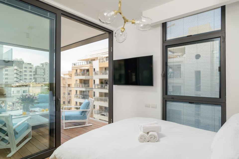 Bed, TV and multimedia, Bedroom